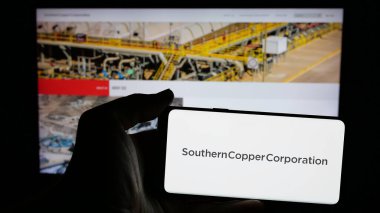 Stuttgart, Almanya - 01-09-2025: Meksika maden şirketi Southern Copper Corporation 'ın logosu olan cep telefonu web sayfasının önünde. Telefon ekranına odaklan.