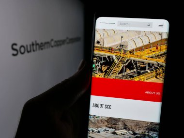 Stuttgart, Almanya - 01-09-2025: Meksikalı maden şirketi Southern Copper Corporation 'ın internet sayfası ve logosu olan kişi. Telefon ekranının merkezine odaklan.