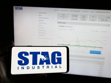 Stuttgart, Almanya - 01-09-2025: ABD 'li emlak şirketi STAG Industrial Inc.' in logosunu taşıyan kişi web sitesinin önünde ekranda. Telefon ekranına odaklan.
