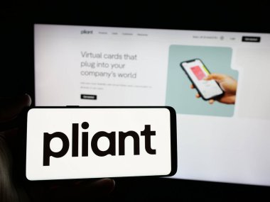 Stuttgart, Almanya - 01-14-2025: Alman fintech şirketi Pliant GmbH 'in logosunu elinde tutan kişi web sitesinin önünde ekranda. Telefon ekranına odaklan.