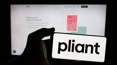 Stuttgart, Almanya - 01-14-2025: Alman fintech şirketi Pliant GmbH 'in logosunun bulunduğu cep telefonu sahibi kişi iş sayfasının önünde ekranda. Telefon ekranına odaklan.