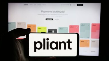 Stuttgart, Almanya - 01-14-2025: Alman fintech şirketi Pliant GmbH 'in logosuyla cep telefonu sahibi kişi iş sayfasının önünde ekranda. Telefon ekranına odaklan.