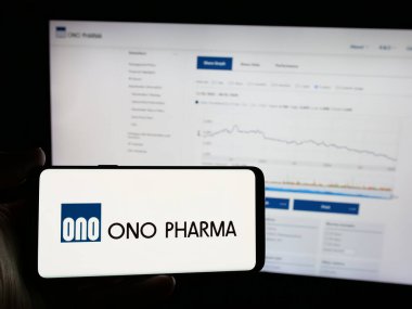Stuttgart, Almanya - 01-14-2025: Japon şirketi Ono Pharmaceutical Co. Ltd. nin logosuna sahip kişi web sitesinin önünde ekranda. Telefon ekranına odaklan.
