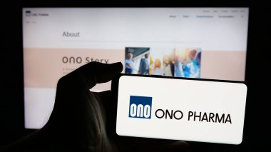 Stuttgart, Almanya - 01-14-2025: Japon şirketi Ono Pharmaceutical Co. Ltd. nin logosu olan cep telefonu web sayfası önünde ekranda. Telefon ekranına odaklan.