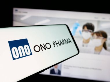 Stuttgart, Almanya - 01-14-2025: Japon firması Ono Pharmaceutical Co. Ltd. nin logosunu içeren cep telefonu iş sitesinin önünde ekranda. Telefon ekranının soluna odaklan.