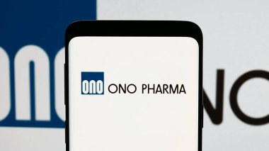 Stuttgart, Almanya - 01-14-2025: Japon şirketi Ono Pharmaceutical Co. Ltd. nin logosuna sahip cep telefonu ekranda. Telefon ekranına odaklan.