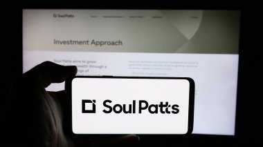 Stuttgart, Almanya - 01-14-2025: Avustralyalı yatırım şirketi Soul Patts 'in logosunu taşıyan kişi iş sayfasının önünde ekranda. Telefon ekranına odaklan.