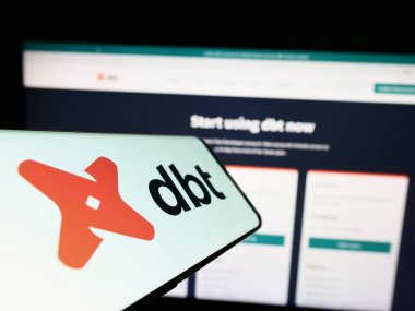 Stuttgart, Almanya - 03-28-2023: Amerikan yazılım şirketi dbt Labs Inc. 'in logosu olan cep telefonu iş sitesinin önünde ekranda. Telefon ekranının merkezine odaklan.
