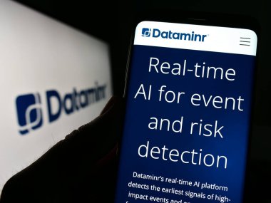 Stuttgart, Almanya - 03-28-2023: Yapay zeka şirketi Dataminr Inc. 'in web sitesi bulunan cep telefonu ekranda logolu. Telefon ekranının merkezine odaklan.