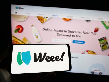 Stuttgart, Almanya - 03-28-2023: Amerikan market dağıtım şirketi Weee Inc. 'in logosunun bulunduğu cep telefonu web sayfası önünde. (Sayweee) Telefon ekranına odaklan.
