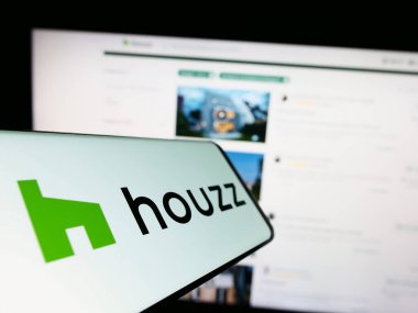 Stuttgart, Almanya - 03-28-2023: İnternet sitesinin önünde ekranda Amerikan iç tasarım platformu şirketi Houzz Inc. 'in logosuna sahip akıllı telefon. Telefon ekranının merkez soluna odaklan.