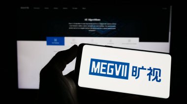 Stuttgart, Almanya - 03-28-2023: Çinli şirket Megvii Technology Limited 'in logosunun bulunduğu cep telefonu web sayfası önünde ekranda. Telefon ekranına odaklan.