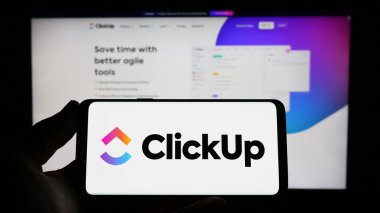 Stuttgart, Almanya - 03-30-2023: ABD 'li Mango Technologies Inc. (ClickUp) şirketinin logosuna sahip kişi web sitesinin önünde ekranda. Telefon ekranına odaklan.