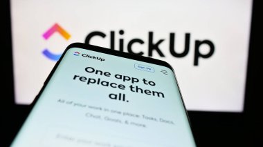 Stuttgart, Almanya - 03-30-2023: İş logosu önünde ekranda Mango Technologies Inc. (ClickUp) adlı ABD 'li şirketin web sitesi bulunan cep telefonu. Telefon ekranının sol üst kısmına odaklan.