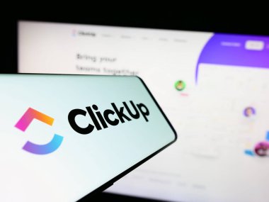 Stuttgart, Almanya - 03-30-2023: ABD 'li Mango Technologies Inc. (ClickUp) şirketinin logosuna sahip akıllı telefon web sitesinin önünde ekranda. Telefon ekranının merkez soluna odaklan.