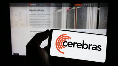 Stuttgart, Almanya - 03-30-2023: ABD 'li AI şirketi Serebras Systems Inc.' in logosunun bulunduğu cep telefonu iş sayfası önünde ekranda. Telefon ekranına odaklan.
