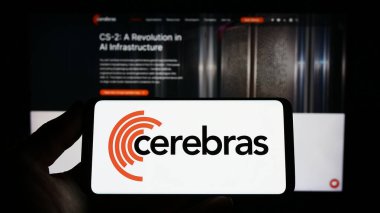 Stuttgart, Almanya - 03-30-2023: ABD 'li AI şirketi Serebras Systems Inc.' in logosunu taşıyan kişi web sitesinin önünde ekranda. Telefon ekranına odaklan.