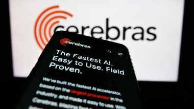 Stuttgart, Almanya - 03-30-2023: ABD 'li AI şirketi Serebras Systems Inc.' in web sitesi olan akıllı telefon iş logosu önünde ekranda. Telefon ekranının sol üst kısmına odaklan.