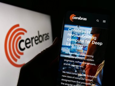 Stuttgart, Almanya - 03-30-2023: ABD 'li AI şirketi Serebras Systems Inc.' in web sayfası olan cep telefonu logonun önünde ekranda. Telefon ekranının merkezine odaklan.