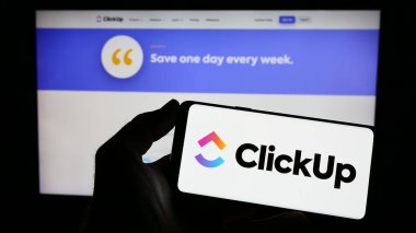 Stuttgart, Almanya - 03-30-2023: Üzerinde Mango Technologies Inc. 'in logosu olan cep telefonu sahibi kişi web sayfası önünde ekranda. Telefon ekranına odaklan.