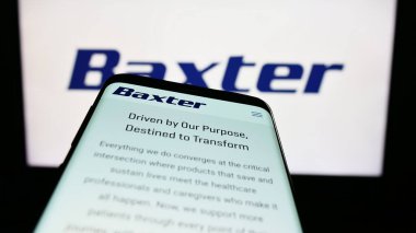Stuttgart, Almanya - 03-31-2023: Amerikan sağlık şirketi Baxter International Inc. 'in web sitesiyle birlikte logo önünde ekranda. Telefon ekranının sol üst kısmına odaklan.