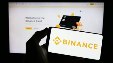 Stuttgart, Almanya - 03-31-2023: Şifreli takas şirketi Binance Holding Ltd. 'nin logosuna sahip cep telefonu web sayfası önünde ekranda. Telefon ekranına odaklan.