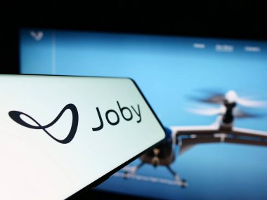 Stuttgart, Almanya - 03-31-2023: Amerikan eVTOL şirketi Joby Aviation 'ın logosuna sahip akıllı telefon iş sitesinin önünde ekranda. Telefon ekranının merkez soluna odaklan.