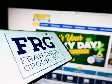 Stuttgart, Almanya - 03-31-2023: Ticari web sitesi önünde üzerinde Amerikan Franchise Group Inc. (FRG) logosu bulunan cep telefonu. Telefon ekranının merkezine odaklan.