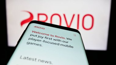 Stuttgart, Almanya - 03-31-2023: Logo önündeki ekranda Fin oyun şirketi Rovio Entertainment Oyj 'un internet sitesiyle cep telefonu. Telefon ekranının sol üst kısmına odaklan.