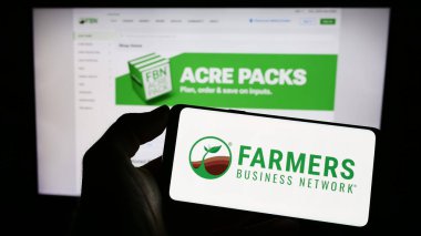 Stuttgart, Almanya - 03-31-2023: Tarım platformu Farmers Business Network (FBN) logosu olan cep telefonu web sayfası önünde ekranda. Telefon ekranına odaklan.