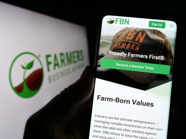 Stuttgart, Almanya - 03-31-2023: Platform Farmers Business Network (FBN) web sayfası olan akıllı telefonu ekranda logolu kişi. Telefon ekranının merkezine odaklan.
