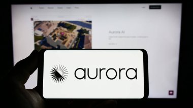 Stuttgart, Almanya - 03-31-2023: ABD 'li enerji yazılım şirketi Aurora Solar Inc.' in logosunu taşıyan kişi web sitesinin önünde ekranda. Telefon ekranına odaklan.