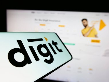 Stuttgart, Almanya - 03-31-2023: Go Digit General Insurance Limited şirketinin logosu olan cep telefonu iş sitesinin önünde ekranda. Telefon ekranının merkez soluna odaklan.