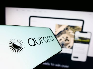 Stuttgart, Almanya - 03-31-2023: Web sitesinin önünde ekranda Aurora Solar Inc. 'in logosuna sahip akıllı telefon. Telefon ekranının merkez soluna odaklan.