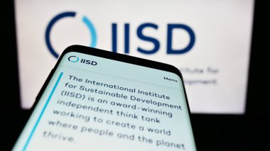 Stuttgart, Almanya - 04-01-2023: Düşünce kuruluşu IISD enstitüsünün web sitesi logonun önünde ekranda. Telefon ekranının sol üst kısmına odaklan.
