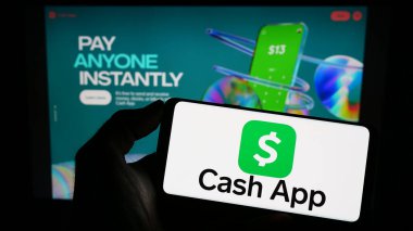 Stuttgart, Almanya - 04-01-2023: Amerikan fintech şirketi Cash App Investing LLC 'nin logosuna sahip cep telefonu web sayfası önünde ekranda. Telefon ekranına odaklan.