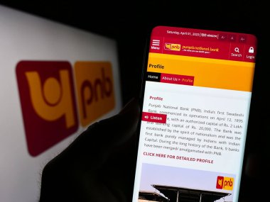 Stuttgart, Almanya - 04-01-2023: Hintli şirket Punjab National Bank 'ın (PNB) web sayfası logo önünde bulunan kişi. Telefon ekranının merkezine odaklan.