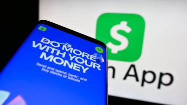 Stuttgart, Almanya - 04-01-2023: ABD 'li fintech şirketi Cash App Investing LLC' nin web sitesi olan cep telefonu iş logosu önünde ekranda. Telefon ekranının sol üst kısmına odaklan.