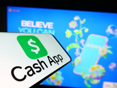 Stuttgart, Almanya - 04-01-2023: Amerikan fintech şirketi Cash App Investing LLC 'nin logosuna sahip cep telefonu iş sitesinin önünde ekranda. Telefon ekranının merkezine odaklan.