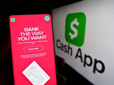 Stuttgart, Almanya - 04-01-2023: ABD 'li fintech şirketi Cash App Investing LLC' nin web sayfası olan cep telefonu logosu önünde ekranda. Telefon ekranının merkezine odaklan.