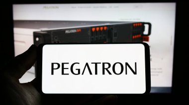 Stuttgart, Almanya - 04-01-2023: Tayvanlı Pegatron Corporation şirketinin logosunu elinde tutan kişi web sitesinin önünde ekranda. Telefon ekranına odaklan.