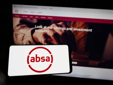 Stuttgart, Almanya - 04-01-2023: Güney Afrikalı Absa Group Limited şirketinin logosuyla cep telefonu sahibi kişi iş sayfasının önünde ekranda. Telefon ekranına odaklan.