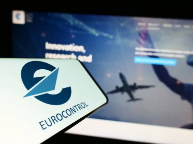 Stuttgart, Almanya - 04-01-2023: Web sitesi önünde ekranda hava trafiği yönetim kuruluşu Eurocontrol 'un logosuna sahip akıllı telefon. Telefon ekranının merkez sağına odaklan.
