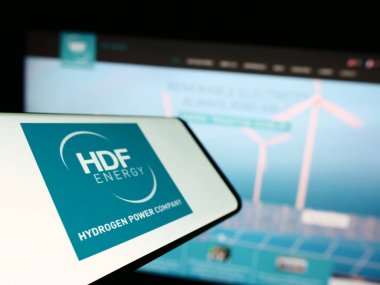 Stuttgart, Almanya - 04-01-2023: Fransız hidrojen şirketi HDF Energy 'nin logosuna sahip cep telefonu iş dünyasının web sitesinin önünde ekranda. Telefon ekranının merkez soluna odaklan.