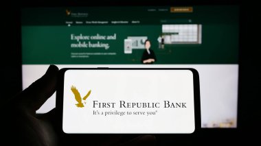 Stuttgart, Almanya - 04-01-2023: Ticari bankacılık şirketi First Republic Bank 'ın logosunu taşıyan kişi web sitesinin önünde ekranda. Telefon ekranına odaklan.