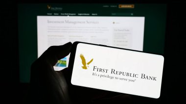 Stuttgart, Almanya - 04-01-2023: ABD 'li ticari bankacılık şirketi First Republic Bank' ın logosunun bulunduğu cep telefonu web sayfası önünde ekranda. Telefon ekranına odaklan.