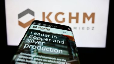 Stuttgart, Almanya - 04-01-2023: Polonyalı maden şirketi KGHM Polska Miedz SA 'nın web sayfası iş logosu önünde ekranda. Telefon ekranının sol üst kısmına odaklan.
