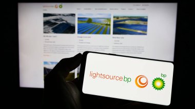 Stuttgart, Almanya - 04-01-2023: İngiliz yenilenebilir enerji şirketi Lightsource BP 'nin logosuna sahip cep telefonu web sayfası önünde ekranda. Telefon ekranına odaklan.