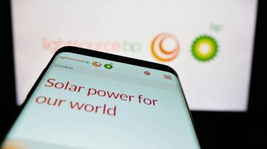 Stuttgart, Almanya - 04-01-2023: İngiliz yenilenebilir enerji şirketi Lightsource BP 'nin web sitesine sahip akıllı telefon logonun önünde ekranda. Telefon ekranının sol üst kısmına odaklan.