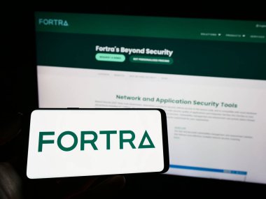 Stuttgart, Almanya - 04-01-2023: Amerikan siber güvenlik şirketi Fortra LLC 'nin logosuna sahip cep telefonu web sayfası önünde ekranda. Telefon ekranına odaklan.